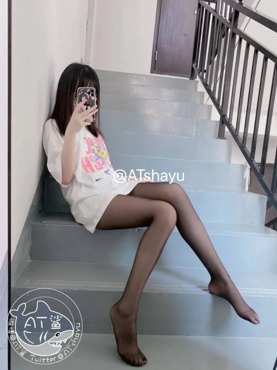 AT鲨-楼道里的黑丝
