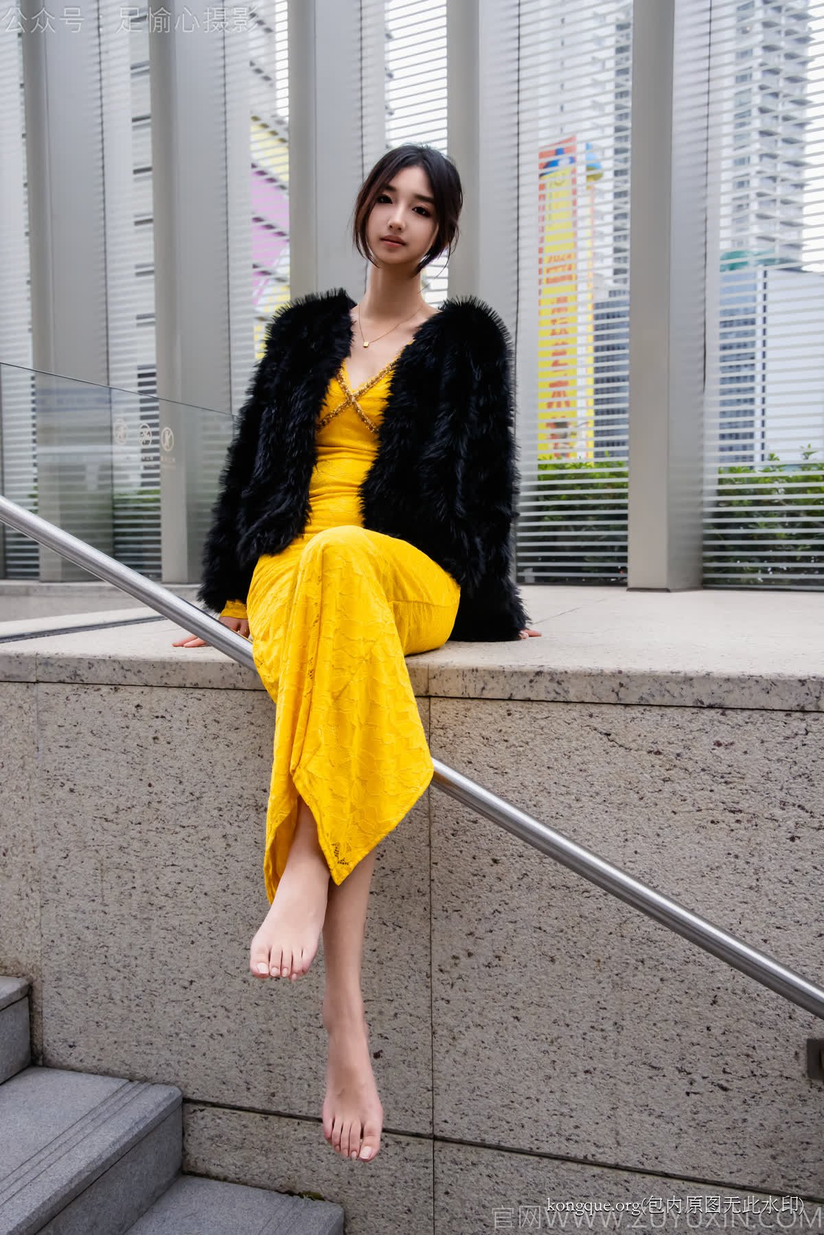 足愉心_NO.010_星朵（搭配：黑色毛衫、黄色连衣裙、绒毛拖鞋、白色棉袜、裸足）_0075 - 副本