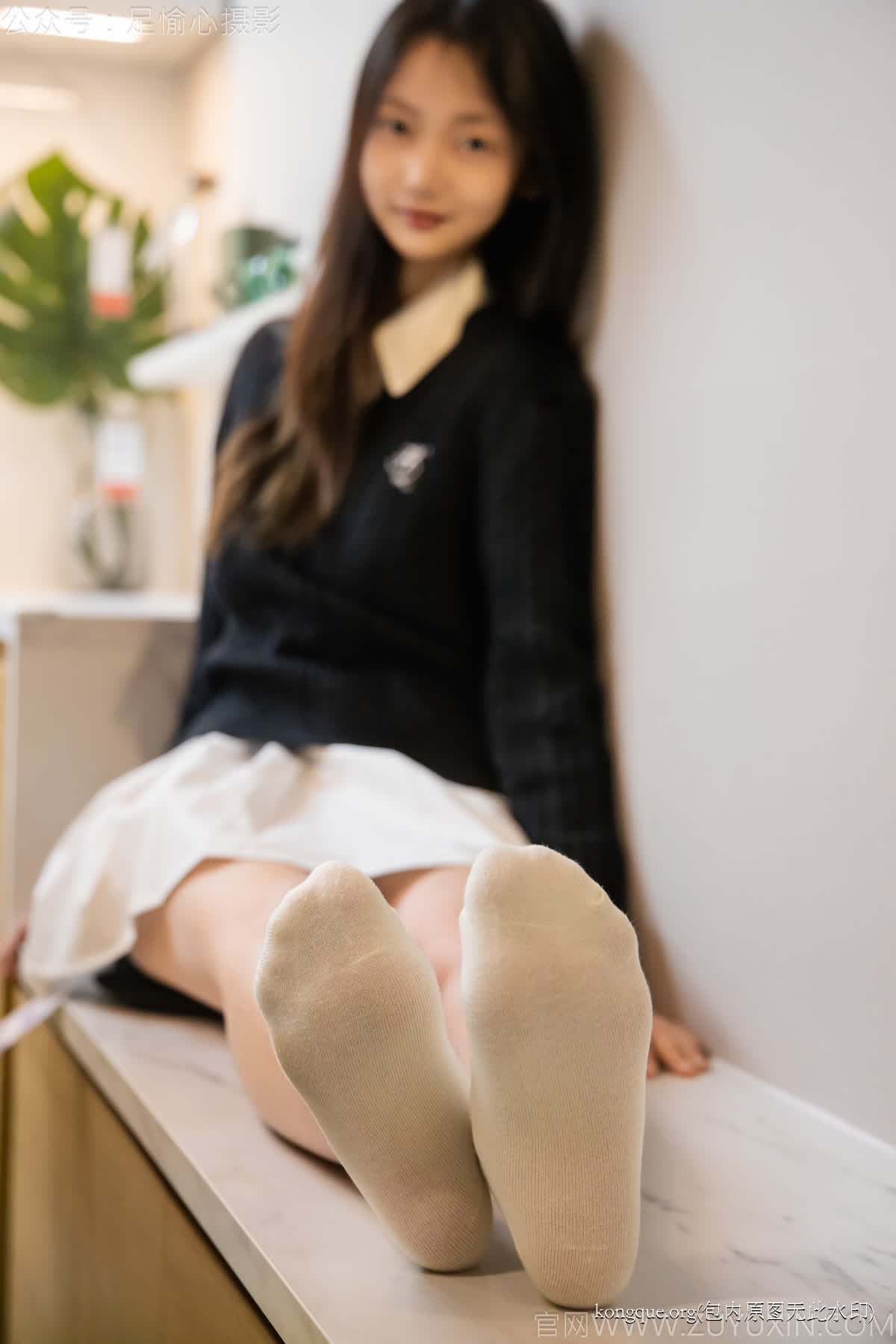 足愉心_NO.013_鹿鹿（搭配：黑色毛衣、白色短裙、洞洞鞋、白色棉袜、裸足）_0043