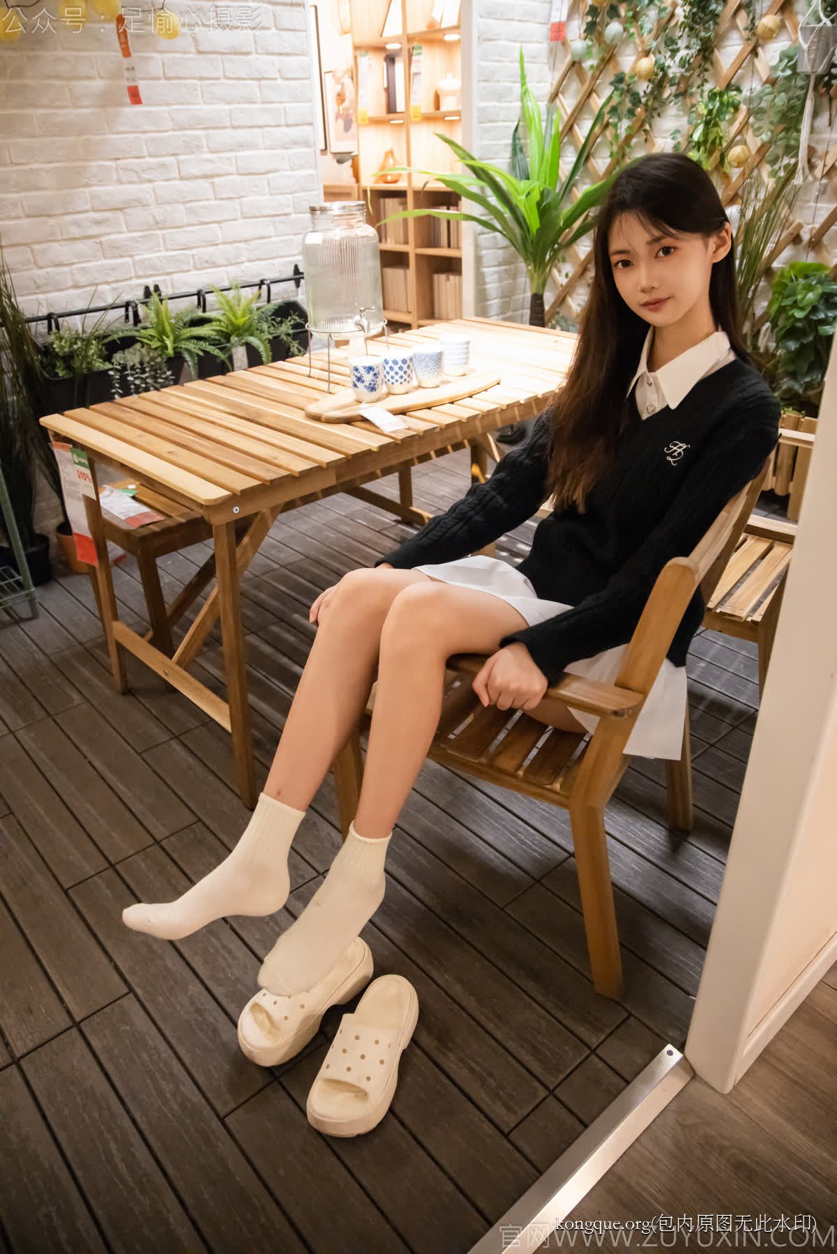 足愉心_NO.013_鹿鹿（搭配：黑色毛衣、白色短裙、洞洞鞋、白色棉袜、裸足）_0021 - 副本